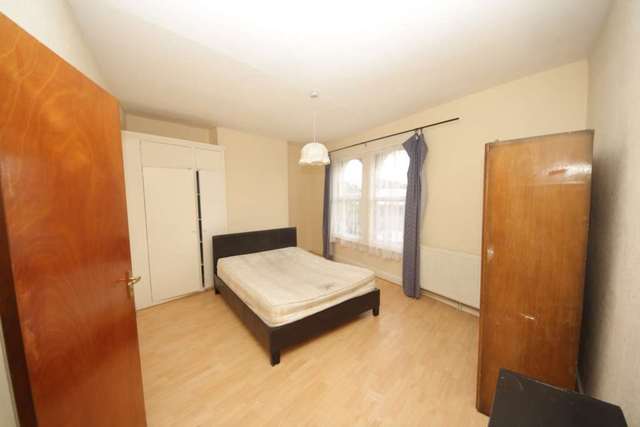  Image of 4 bedroom Flat to rent in Acre Lane London SW2 at Acre Lane Brixton London, SW2 5RJ