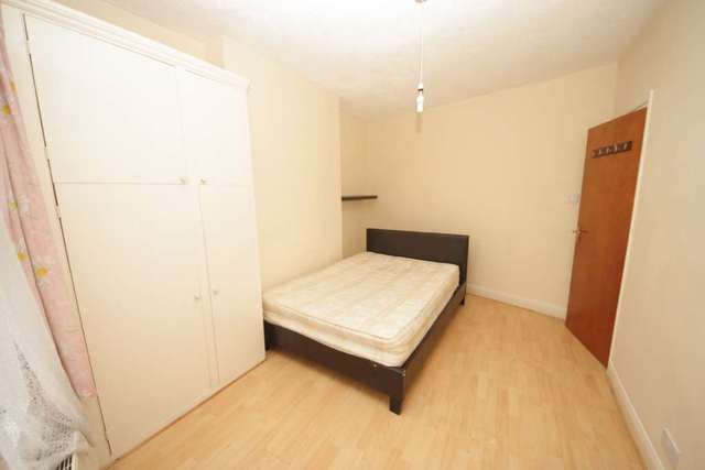  Image of 4 bedroom Flat to rent in Acre Lane London SW2 at Acre Lane Brixton London, SW2 5RJ
