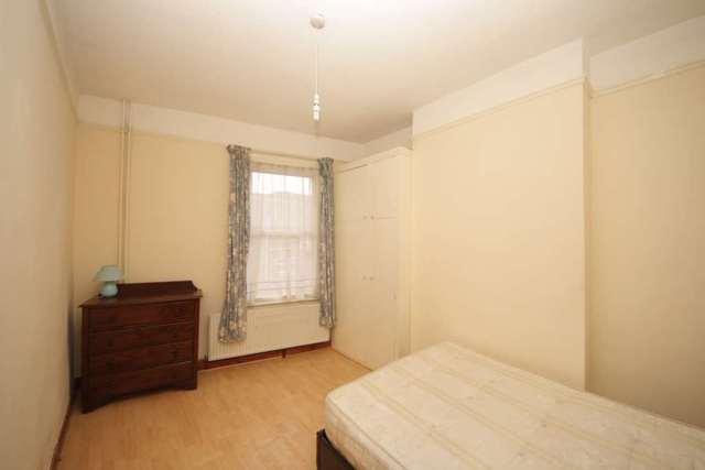  Image of 4 bedroom Flat to rent in Acre Lane London SW2 at Acre Lane Brixton London, SW2 5RJ