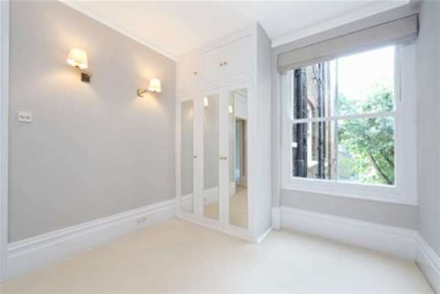  Image of 3 bedroom Flat to rent in Albert Bridge Road London SW11 at London, SW11 4PG