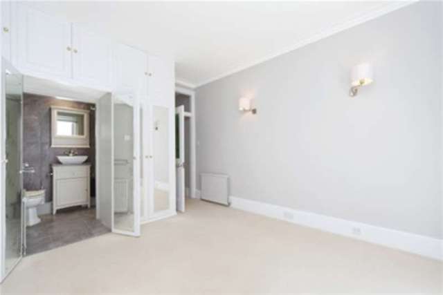  Image of 3 bedroom Flat to rent in Albert Bridge Road London SW11 at London, SW11 4PG