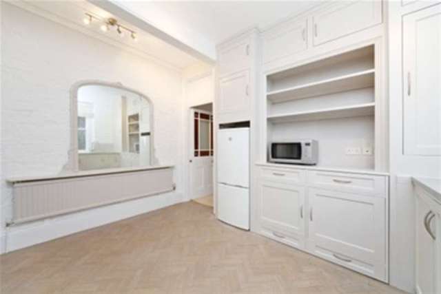  Image of 3 bedroom Flat to rent in Albert Bridge Road London SW11 at London, SW11 4PG