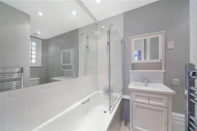  Image of 3 bedroom Flat to rent in Albert Bridge Road London SW11 at London, SW11 4PG