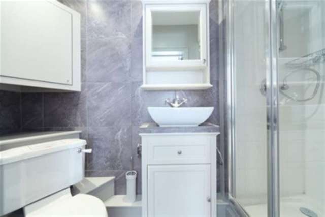  Image of 3 bedroom Flat to rent in Albert Bridge Road London SW11 at London, SW11 4PG