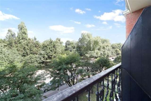  Image of 3 bedroom Flat to rent in Albert Bridge Road London SW11 at London, SW11 4PG