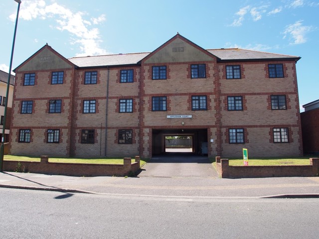  Image of Flat to rent in South Street Lancing BN15 at Lancing, BN15 8AU
