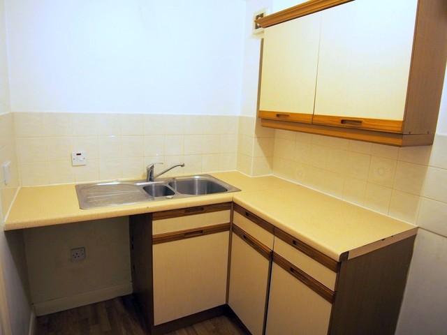  Image of Flat to rent in South Street Lancing BN15 at Lancing, BN15 8AU