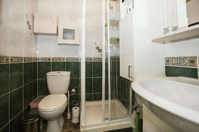  Image of 1 bedroom Flat for sale in Bath Road Tilehurst Reading RG30 at Bath Road  Reading, RG30 2BL