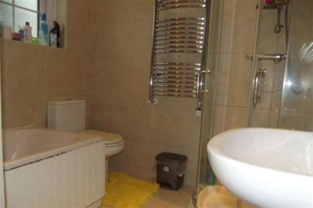  Image of 4 bedroom Detached house to rent in Bedford Grove Bulwell Nottingham NG6 at Nottingham, NG6 9DE