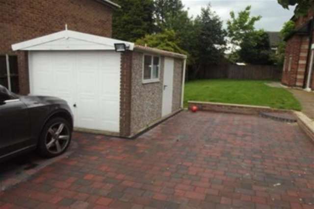  Image of 4 bedroom Detached house to rent in Bedford Grove Bulwell Nottingham NG6 at Nottingham, NG6 9DE