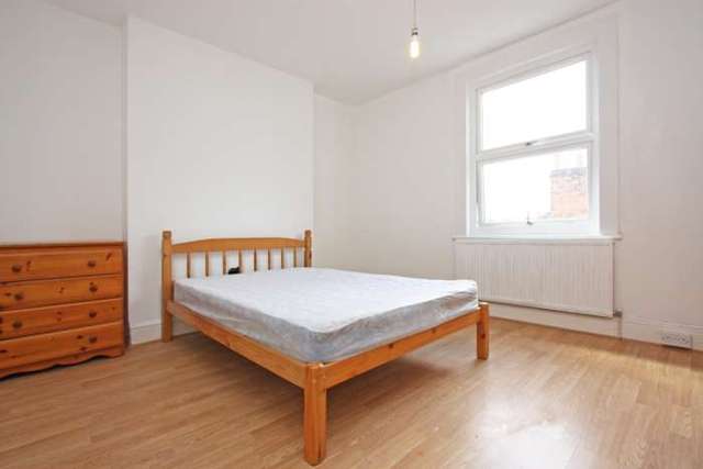  Image of 3 bedroom Flat to rent in Bedford Hill London SW12 at Bedford Hill Balham London, SW12 9HR
