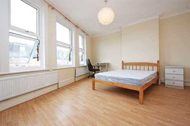 Image of 3 bedroom Flat to rent in Bedford Hill London SW12 at Bedford Hill Balham London, SW12 9HR