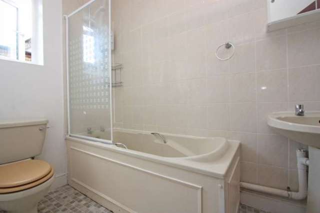  Image of 3 bedroom Flat to rent in Bedford Hill London SW12 at Bedford Hill Balham London, SW12 9HR