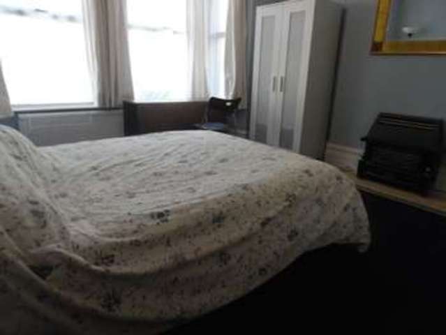  Image of 1 bedroom Property to rent in Beeches Avenue Carshalton SM5 at Carshalton, SM5 3LW