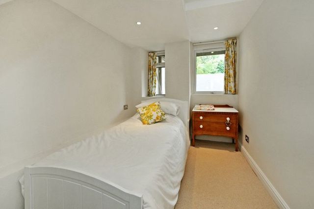  Image of 2 bedroom Flat for sale in Blenheim Road Redland Bristol BS6 at Blenheim Road Redland Bristol, BS6 7JW