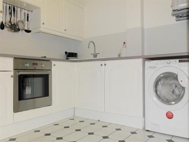  Image of 3 bedroom Flat to rent in Bonnethill Place Dundee DD1 at City Centre Dundee Dundee, DD1 2AD
