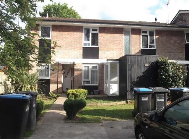  Image of 2 bedroom Flat for sale in Bramble Close Copthorne Crawley RH10 at Bramble Close Copthorne Crawley, RH10 3QB