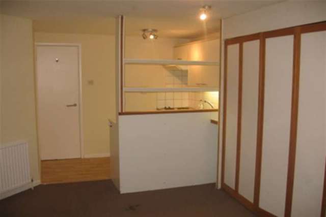  Image of 1 bedroom Studio flat to rent in Downes Street Bridport DT6 at Bridport, DT6 3JR