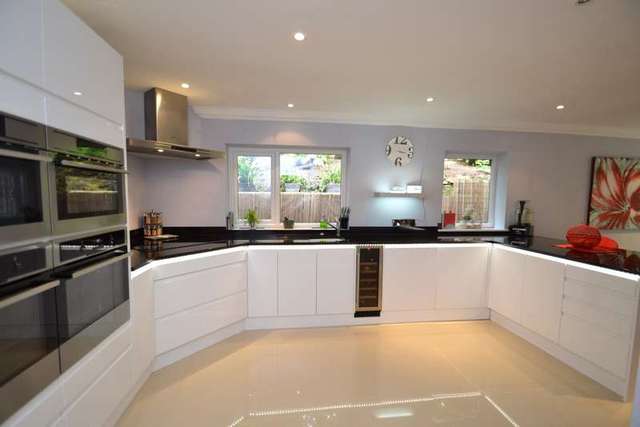  Image of 5 bedroom Detached house for sale in Laurel Gardens Broadstone BH18 at Broadstone, BH18 8LT