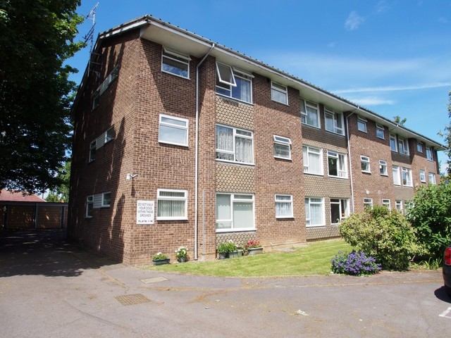  Image of 1 bedroom Flat to rent in Broadwater Hall South Farm Road Broadwater Worthing BN14 at Worthing, BN14 7BP