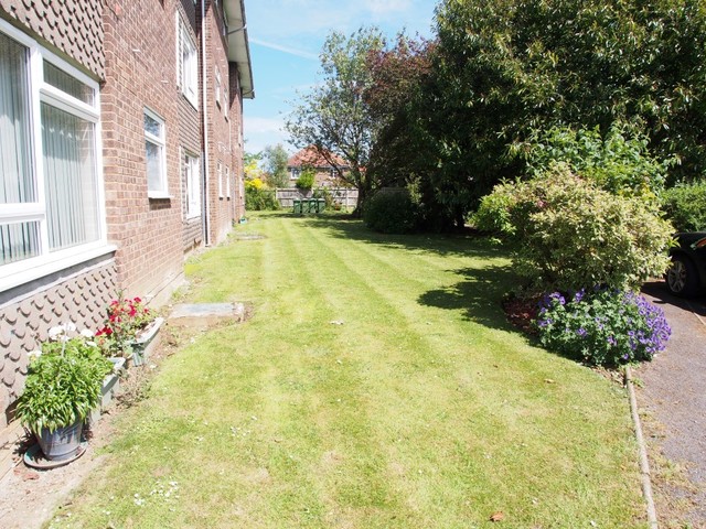  Image of 1 bedroom Flat to rent in Broadwater Hall South Farm Road Broadwater Worthing BN14 at Worthing, BN14 7BP