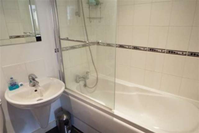  Image of 2 bedroom Flat to rent in Burnaby Road Westbourne Bournemouth BH4 at Bournemouth, BH4 8JG