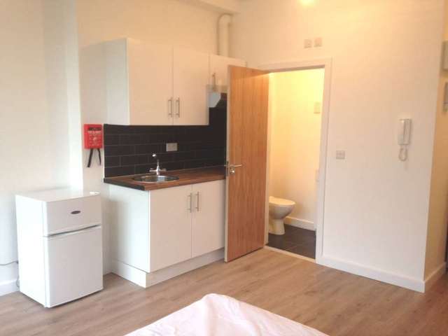  Image of Studio flat to rent in Burnside Road Becontree Dagenham RM8 at Burnside Road  Dagenham, RM8 1XD