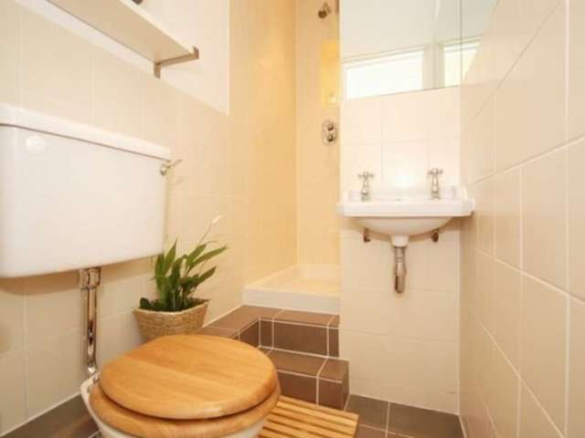  Image of 1 bedroom Flat to rent in Cambridge Gardens London W10 at Cambridge Gardens  London, W10 6JE