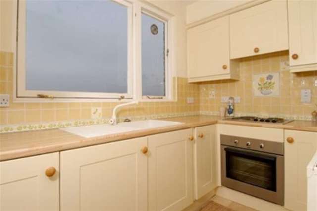  Image of 2 bedroom Flat to rent in Campden Hill Gardens London W8 at London, W8 7AY
