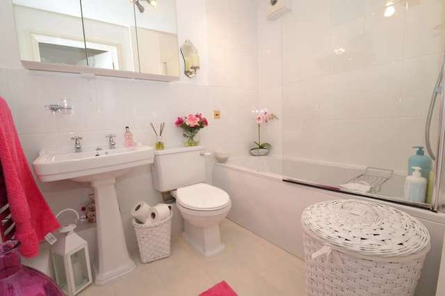  Image of 2 bedroom Flat for sale in Canford Cliffs Road Canford Cliffs Poole BH13 at 162-164 Canford Cliffs Road Canford Cliffs Poole, BH13 7EJ