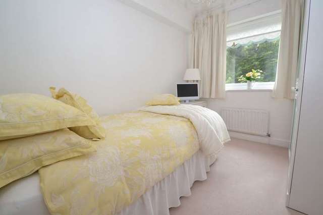  Image of 2 bedroom Flat for sale in Canford Cliffs Road Canford Cliffs Poole BH13 at 162-164 Canford Cliffs Road Canford Cliffs Poole, BH13 7EJ