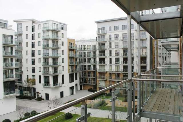  Image of 3 bedroom Flat to rent in Seven Sea Gardens London E3 at Kara Court  Bow, E3 3GX