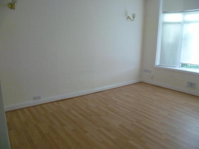  Image of 3 bedroom Flat to rent in Castlemilk Road Rutherglen Glasgow G44 at Croftfoot Glasgow Glasgow, G44 5LX
