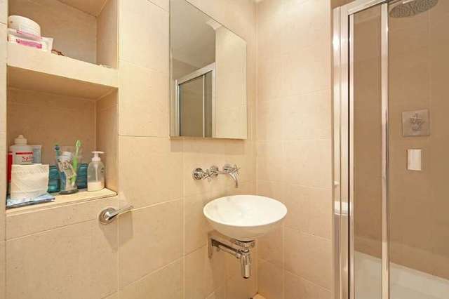  Image of 1 bedroom Flat to rent in Chepstow Crescent London W11 at Chepstow Crescent  London, W11 3EB