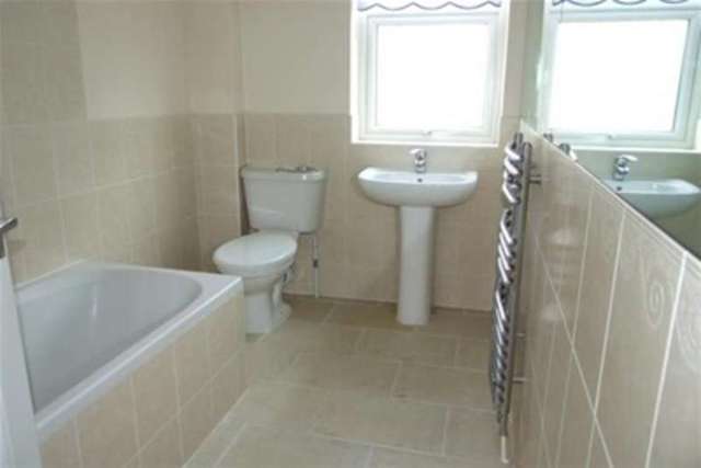  Image of 2 bedroom Detached house to rent in Chinchilla Road Southend-on-Sea SS1 at Southend-on-Sea, SS1 2QL