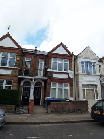  Image of 3 bedroom Flat to rent in Clifford Gardens London NW10 at Clifford Gardens  London, NW10 5JB