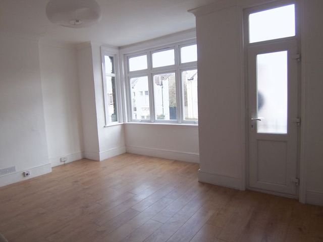  Image of 3 bedroom Flat to rent in Clifford Gardens London NW10 at Clifford Gardens  London, NW10 5JB