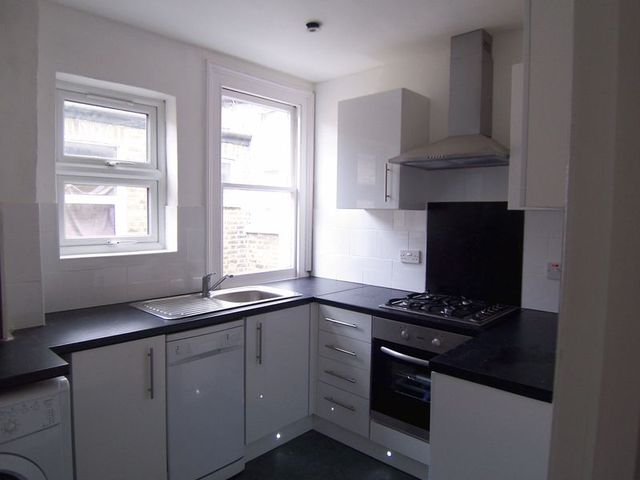  Image of 3 bedroom Flat to rent in Clifford Gardens London NW10 at Clifford Gardens  London, NW10 5JB