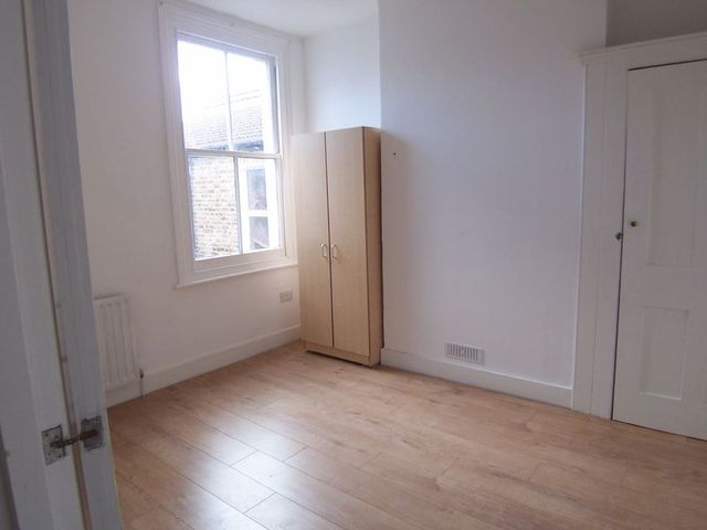  Image of 3 bedroom Flat to rent in Clifford Gardens London NW10 at Clifford Gardens  London, NW10 5JB