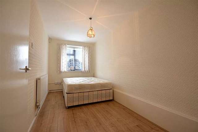  Image of 2 bedroom Flat to rent in Congreve Street London SE17 at London, SE17 1TD