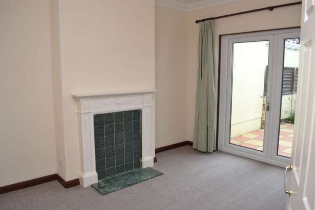  Image of 2 bedroom Bungalow to rent in Court Avenue Romford RM3 at Romford, RM3 0XS