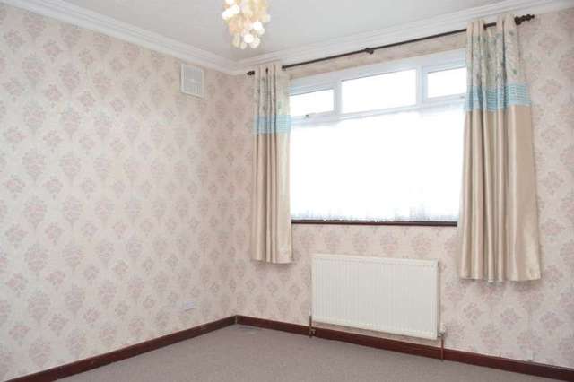  Image of 2 bedroom Bungalow to rent in Court Avenue Romford RM3 at Romford, RM3 0XS