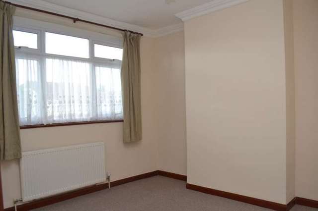  Image of 2 bedroom Bungalow to rent in Court Avenue Romford RM3 at Romford, RM3 0XS