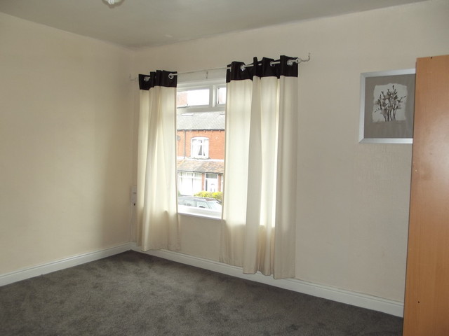  Image of 3 bedroom Terraced house to rent in Cross Flatts Place Beeston Leeds LS11 at Cross Flatts Place Beeston Leeds, LS11 7JN