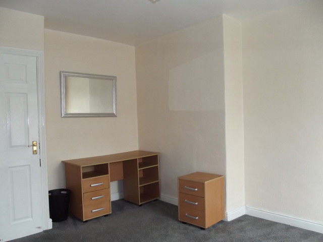  Image of 3 bedroom Terraced house to rent in Cross Flatts Place Beeston Leeds LS11 at Cross Flatts Place Beeston Leeds, LS11 7JN