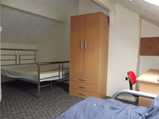  Image of 3 bedroom Terraced house to rent in Cross Flatts Place Beeston Leeds LS11 at Cross Flatts Place Beeston Leeds, LS11 7JN