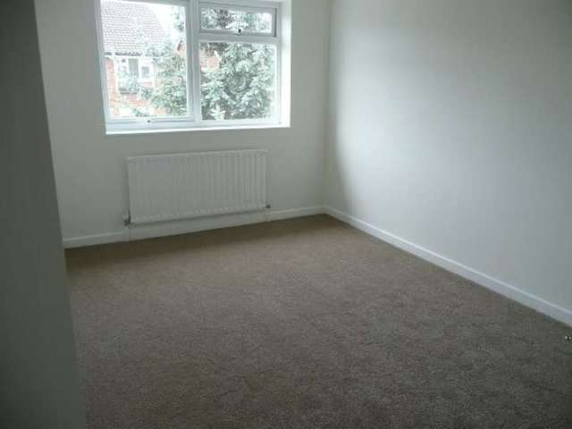  Image of 2 bedroom Maisonette to rent in Cyclamen Way West Ewell Epsom KT19 at Cyclamen Way  West Ewell, KT19 9LY