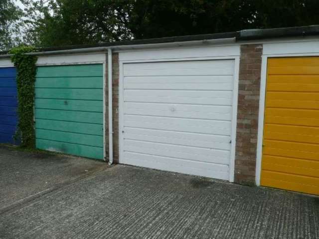  Image of 2 bedroom Maisonette to rent in Cyclamen Way West Ewell Epsom KT19 at Cyclamen Way  West Ewell, KT19 9LY