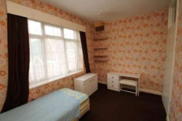  Image of 2 bedroom Flat for sale in Davidson Gardens London SW8 at London  Vauxhall, SW8 2XB