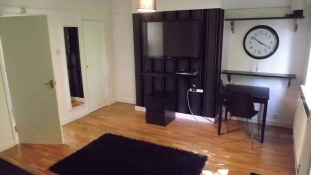  Image of Semi-Detached house to rent in Deans Close London W4 at Dean Close  London, W4 3LX